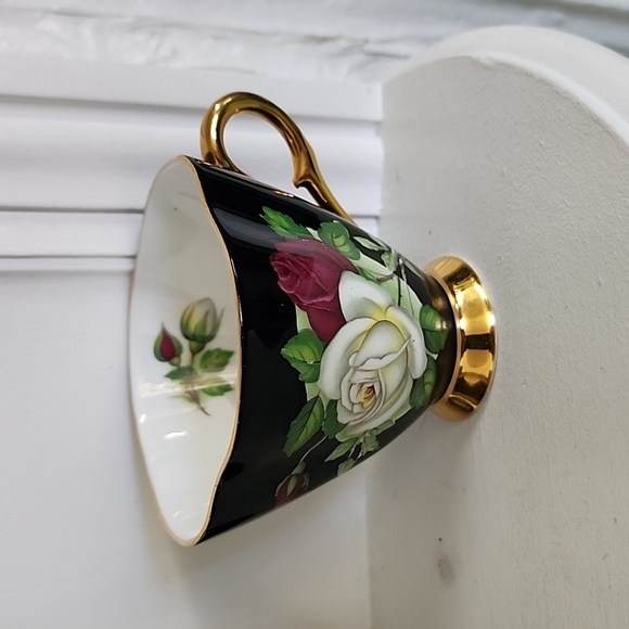 1950's Windsor England Bone China Tea Cup & Saucer Red/white/gold collectible - Picture 3 of 7